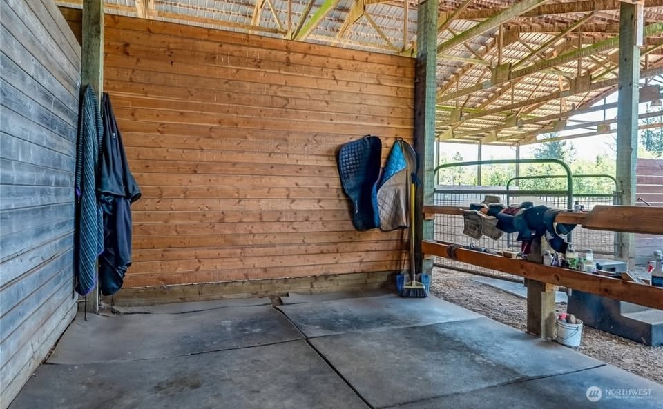 Inside barn tacking up area